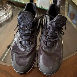 Women black Nike 270 size 9